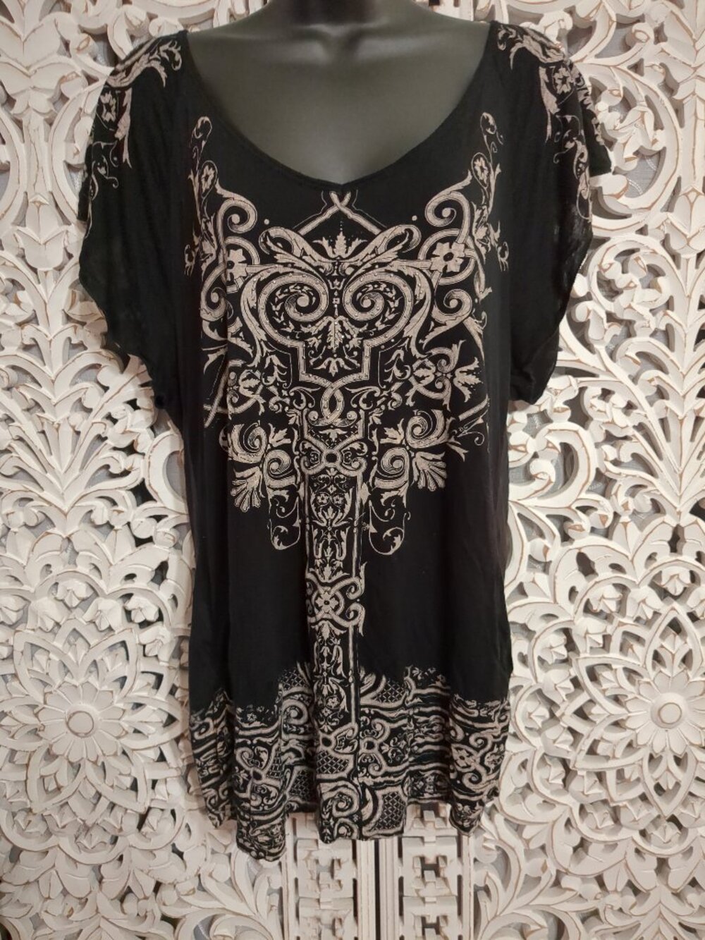 💢🕸💢🕸💢 P2P 19" Black Sleeveless Top with Abstract Design